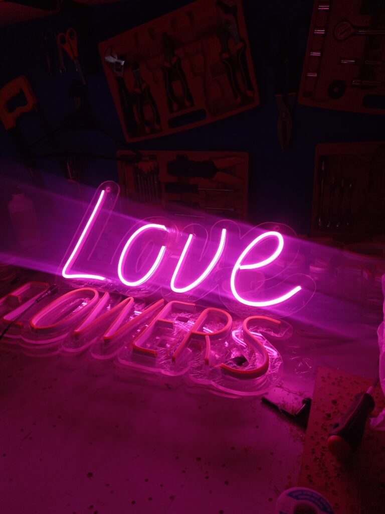 letreros neon love