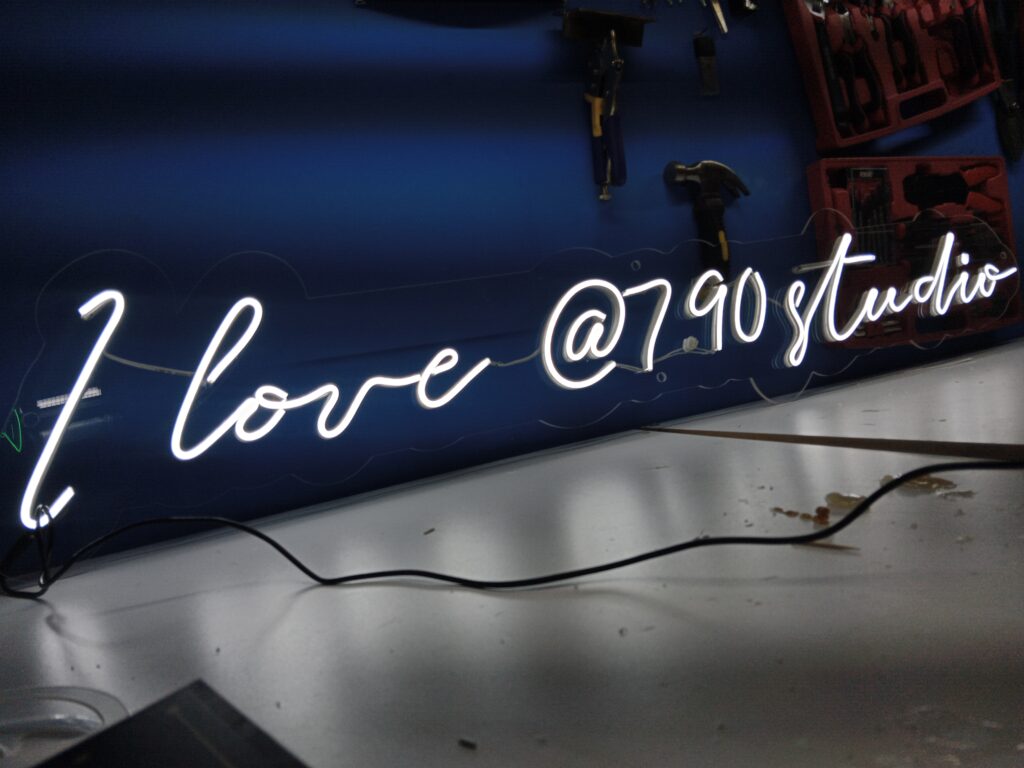 letreros neon studio