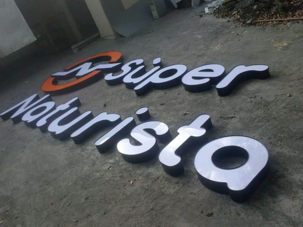 avisos metalicos en 3d